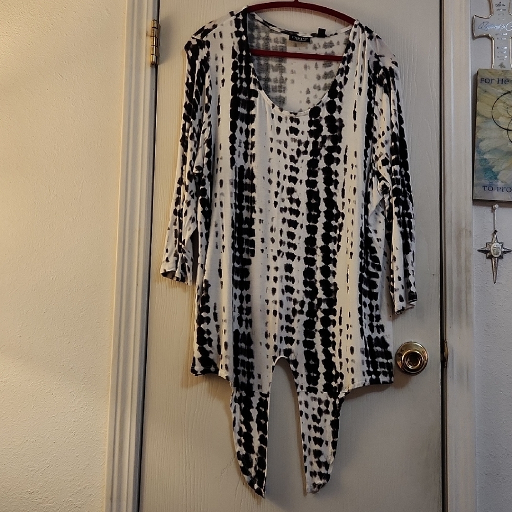 Onque Casual Black and White Tie-Dye Top With Front Tie
